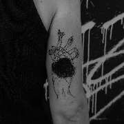 OMEN Tattoo - Berlin Friedrichshain - Künstlerisches Linework-Tattoo mit freier Linienkomposition auf dem Oberarm. Modernes Tattoo Design in Berlin.