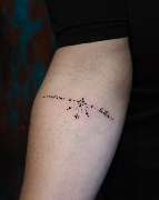 OMEN Tattoo - Berlin Friedrichshain - Schriftzug Tattoo mit Ornamenten und Dotwork am Unterarm.