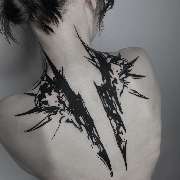 OMEN Tattoo - Berlin Kreuzberg - Abstraktes Blackwork-Rücken-Tattoo im OMEN Tattoo Studio Berlin. Ausdrucksstarke, dunkle Linien mit scharfen Kanten und dynamischer Wirkung.