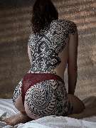 OMEN Tattoo - Berlin Kreuzberg - Großflächiges Mandala Blackwork Tattoo über Rücken und Hüfte mit ornamentalem Design. Symmetrische Linien und dekorative Details für ein markantes Tattoo in Berlin.