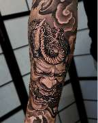 OMEN Tattoo - Berlin Kreuzberg - Japanisches Black and Grey Tattoo mit Oni Maske und Schlange. Traditionelles Tattoo in Berlin mit kraftvoller Symbolik.