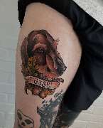 OMEN Tattoo - Berlin Kreuzberg - Neo Traditional Hundetattoo mit kräftigen Farben und starker Kontur gestochen auf dem Oberschenkel. Ausdrucksstarkes Tattoo in Berlin bei OMEN Tattoo Berlin.