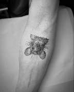 OMEN Tattoo - Berlin Kreuzberg - Realistisches Tattoo einer Maus im OMEN Tattoo Studio Berlin. Feine Details wie Fellstruktur und Schnurrhaare stechen hervor und zeigen die hohe Präzision im Bereich Microrealism & Fineline.