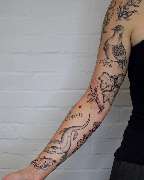 OMEN Tattoo & Piercing - Berlin Mitte - Feinliniges Arm Tattoo mit Naturmotiven in ruhiger Gestaltung. Dezente Linien für ein minimalistisches Tattoo in Berlin gestochen bei OMEN Tattoo Berlin.