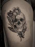 OMEN Tattoo & Piercing - Berlin Mitte - Realistisches Schädel Tattoo mit Blüten.