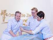 Orthopädie Zentrum Eppendorf - Blick in den Empfang mit den Ärzten Dr. med. Wanja Wenk, Dr. med. Karsten Ridderbusch und  Dr. med Ina Ridderbusch