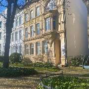 Osteopathie am Schloss Bonn - Essenia Elena Karvouniaris - Ein charmantes historisches Gebäude umgeben von einem gepflegten Garten, das die harmonische Umgebung der Osteopathie-Praxis am Schloss Bonn unterstreicht.