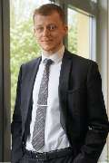 Ostermann Rechtsanwälte - Daniel Ostermann - Daniel Ostermann Portrait - Fenster nah-min.jpg