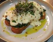 Patta Restaurant & Café - Egg Benedict mit hausgemachter Hollandaise und pochierten Eiern