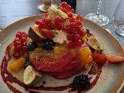 Patta Restaurant & Café - Red Velvet Pancakes mit Waldbeerenragout und Früchten