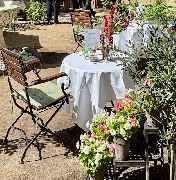 Patta Restaurant & Café - Tisch eingedeckt mit Tischdecke für eine Hochzeit