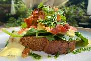 Patta Restaurant - Egg Benedict mit Bacon
