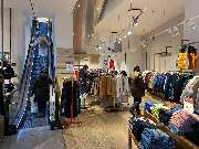 Peek&Cloppenburg Hannover Marken Outlet - Rolltreppe und Sortiment