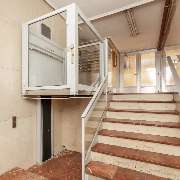 Pflegehilfszentrale - Hublifte – Die Lösung für enge Treppen