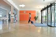 Physikalische Medizin, Frührehabilitation, Geriatrie - Schwabing | München Klinik - Foyer Haupteingang