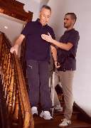 PhysioStich - Privatpraxis für Physiotherapie zu Hause - Treppensteigen bei Physiotherapie Hausbesuch