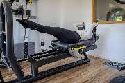Physiotherapie Human-Health-Concepts - by Andreas Koch - Das Bild zeigt einen Patienten beim individuell angeleiteten Gerätetraining im Bereich des Personal Trainings.