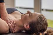 Physiotherapie Human-Health-Concepts - by Andreas Koch - Das Bild zeigt einen Physiotherapeuten, der die Schulter eines Patienten manuell behandelt – Teil einer gezielten physiotherapeutischen Anwendung.