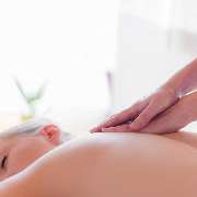 Die Inhaberin Sabrina Wulf führt eine Massage bei einer Patientin durch