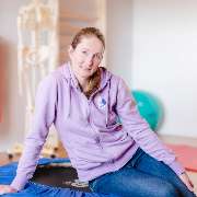 Sabrina Wulf, Inhaberin der Physiotherapie Sabrina Wulf in Handewitt auf einem Trampolin sitzend