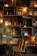 pietschpictures - Der gemütliche Ausschankraum der Wildwuchs Brauerei in Hamburg überzeugt mit rustikalem Charme und liebevollen Details. Warme Lichtquellen, alte Holzkisten und handgebraute Biere schaffen eine authentische Atmosphäre, die zum Verweilen e