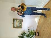 Posaune spielend lernen - Das Bass-Flügelhorn wird aktiv gespielt und steht im Mittelpunkt der Aufnahme.