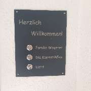 Praxis Isabella Wegener - Ganzheitliche Kosmetikerin - Klingelschild Hauseingang. Ganzheitliche Kosmetikerin Isabella Wegener. Haut-Energetikerin in Obermeitingen in Bayern zwischen Augsburg, München und Landsberg am Lech.
