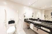 Premier Inn Braunschweig City Centre Hotel - Premier Inn Braunschweig City Centre accessible wet room