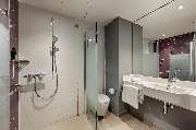 Premier Inn Düsseldorf City Friedrichstadt Hotel - Premier Inn Düsseldorf City Friedrichstadt hotel bathroom with shower