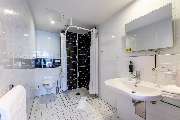 Premier Inn Hamburg City Millerntor Hotel - Premier Inn Germany accessible wet room