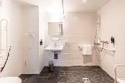 Premier Inn Hannover City University Hotel - Premier Inn Hannover City University hotel accessible wet room