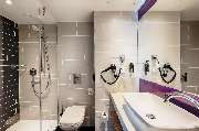 Premier Inn Leipzig City Hahnekamm Hotel - Premier Inn Leipzig City Hahnekamm hotel bathroom with shower