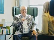 proJob Personal- und Unternehmensberatung GmbH - Das Bild zeigt eine persönliche Beratungsszene bei der proJob Personalberatung in Köln. Ein erfahrener Berater im grauen Sakko spricht mit einer Kundin in einem modernen Büro mit Bücherregal und Tageslicht.