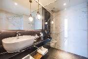 Radisson Blu Hotel at Porsche Design Tower Stuttgart - Junior Suite bathroom