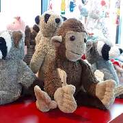Bei rasselfisch münchen ist für jedes Kinderherz etwas dabei, hier zum Beispiel vegane Kuscheltiere.