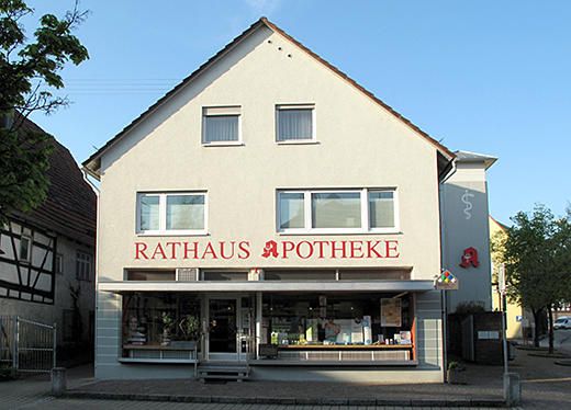 Rathaus-Apotheke Illingen - Aussenansicht der Rath …