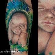 Babyportrait auf dem Unterarm aus dem Rattattoo Tattoostudio in Freiburg.