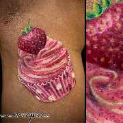 Erdbeer Muffin auf dem Bein aus dem Rattattoo Tattoostudio in Freiburg.