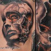 Frau und Schädel auf den Rippen aus dem Rattattoo Tattoostudio in Freiburg.