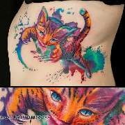 Katze mit Aquarell auf den Rippen aus dem Rattattoo Tattoostudio in Freiburg.