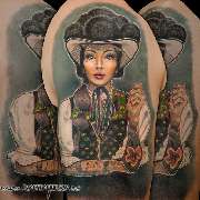 Tätowierte Frau in Schwarzwald-Tracht nach einem Foto von Sebastian Wehrle. Tattoo auf dem Arm aus dem Rattattoo Tattoostudio in Freiburg.