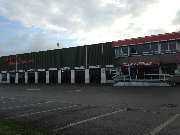 REIFEN CASTEEL Top Service Team - Seitenansicht mit 10 Toren der PKW-Werkstatt und Verkauf