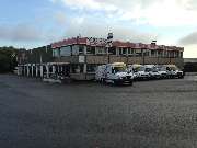 REIFEN CASTEEL Top Service Team - Straßenansicht Gneisenaustraße 41
linke Seite PKW-Werkstatt
Mitte Verkauf
rechte Seite LKW-Werkstatt