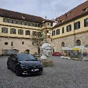 Renna Taxi Tübingen - Renna Taxi Tübingen – Ihr zuverlässiges Taxi direkt in Tübingen. Modernes Hybrid-Taxi vor dem Schloss Hohentübingen. Flughafentransfer, Kartenzahlung und 24h-Service.