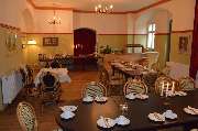 Residenz im Jagdschloss - Buffet im Ostflügel-Saal mit Klavier und Kamin. Direkter Zugang zum Rhododendron-Garten; ideal um Feste wie Geburtstage, Hochzeitstag etc zu feiern. 
