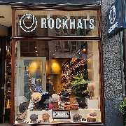 Das Schaufenster des Ladengeschäfts Rockhats in der Poststraße in Hamburg