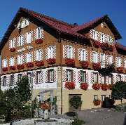 Außenaufnahme mit Kräutergarten Rössle Stiefenhofen Kräuterwirt Stiefenhofen Allgäu Oberstaufen 