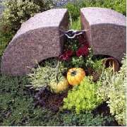 Ronsiek Garten Friedhof Baum GmbH - Üppige Blütenfülle und gepflegte Flächen als Zeichen gegen das Vergessen.