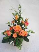 Sailer´s Geschenkideen OHG - Seidenblumengesteck mit apriko Rosen und verschiedenem Grünbeiwerk