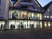 Saturn Herrenmode Albrecht GmbH - Hausansicht vom Spritzenhausplatz